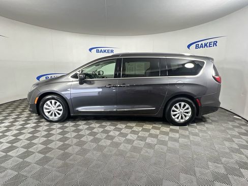 Used 2018 Chrysler Pacifica Touring-L w/ Premium Audio Group FWD image 6