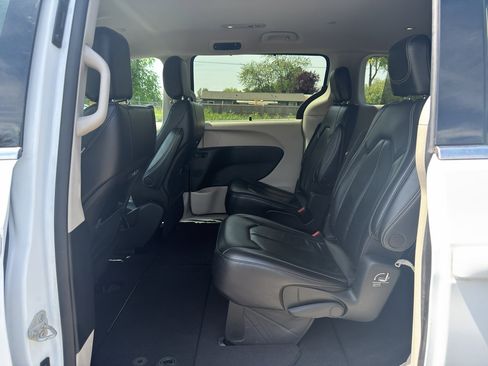 Used 2022 Chrysler Pacifica Touring-L FWD image 16