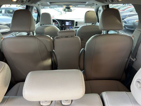 Used 2018 Toyota Sienna XLE image 16