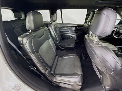 Used 2023 Jeep Grand Cherokee L Laredo image 28