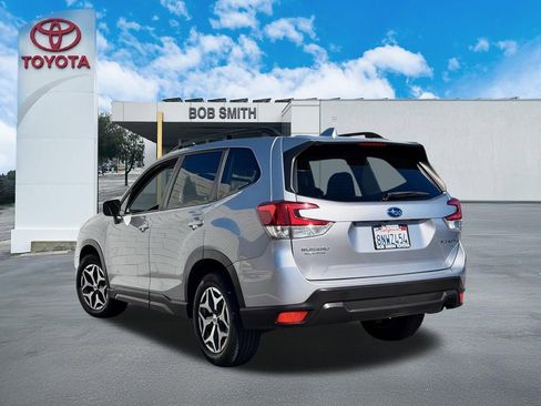 Used 2020 Subaru Forester Premium image 8