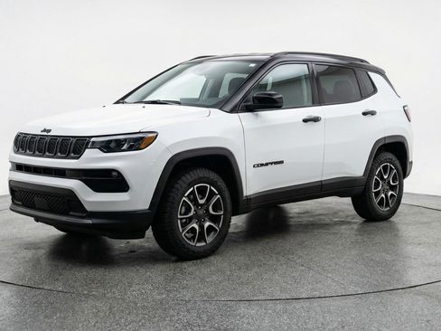 Used 2025 Jeep Compass Trailhawk AWD/4WD image 3