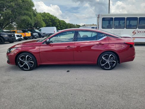Used 2024 Nissan Altima 2.5 SR FWD image 8
