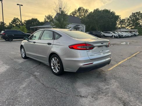 Used 2019 Ford Fusion SE image 3
