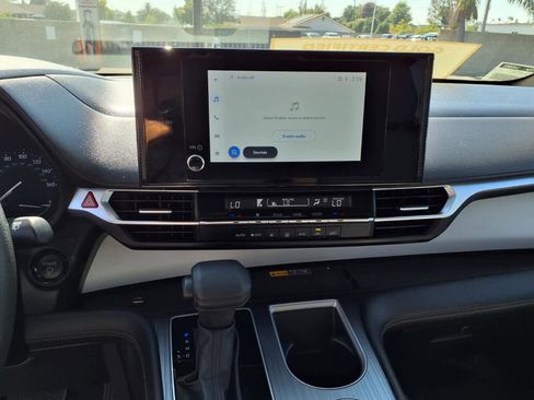 Certified 2025 Toyota Sienna LE FWD image 22