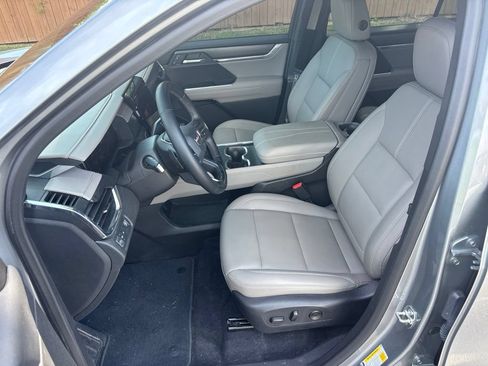 Used 2025 GMC Acadia Elevation w/ Elevation Premium Package FWD image 9