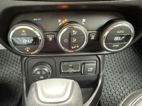 Used 2016 Jeep Renegade Trailhawk w/ Premium Trailhawk Package AWD/4WD image 27