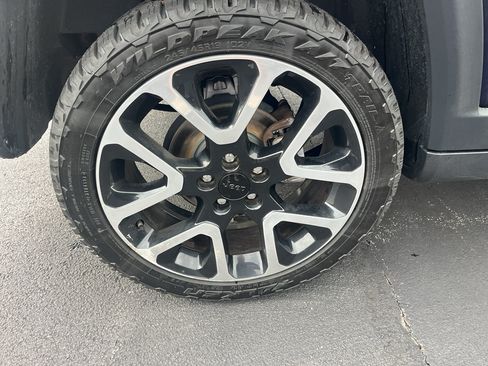 Used 2018 Jeep Compass Limited w/ Navigation Group AWD/4WD image 12