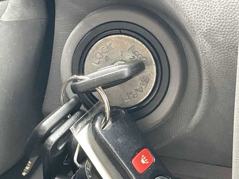 Used 2015 Nissan Frontier SV image 16