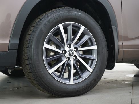 Used 2018 Toyota Highlander XLE w/ Carpet Mat Package (TMS) image 31