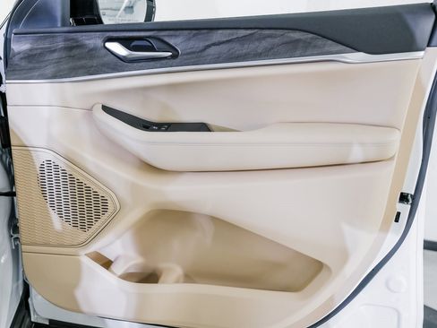 Used 2025 Jeep Grand Cherokee Limited w/ Luxury Tech Group II image 27