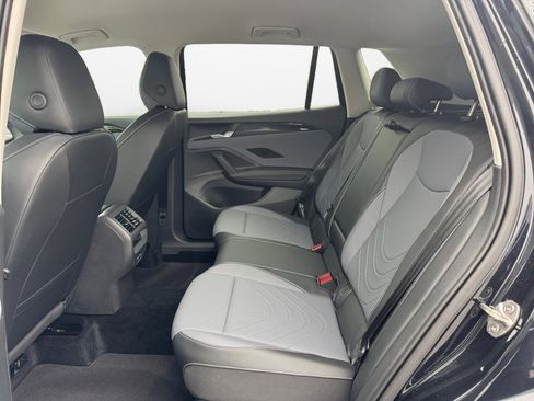 Used 2025 Volkswagen Tiguan SE image 14