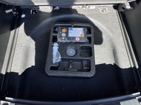 Used 2023 Jeep Compass Sport image 12