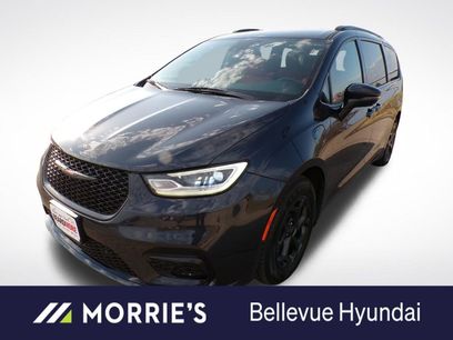 Used 2021 Chrysler Pacifica Limited w/ Uconnect Theater Family Group