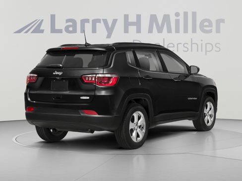 Used 2018 Jeep Compass Latitude w/ Popular Equipment Group FWD image 2