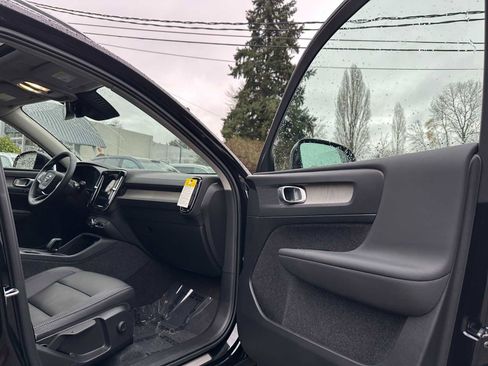 Used 2025 Volvo XC40 B5 Core w/ Protection Package Premier image 11