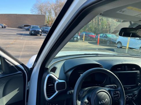 Used 2025 Kia Soul LX w/ LX Technology Package image 32
