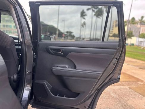 Used 2023 Toyota Highlander L image 19