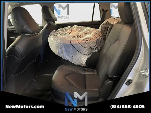 Used 2024 Toyota Highlander XLE AWD/4WD image 13