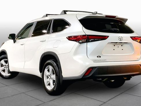 Used 2023 Toyota Highlander LE FWD image 12