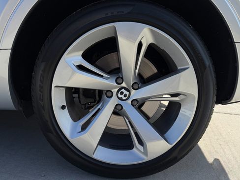 Used 2018 Bentley Bentayga image 46