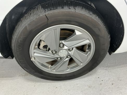 Certified 2025 Hyundai Elantra SE FWD image 5