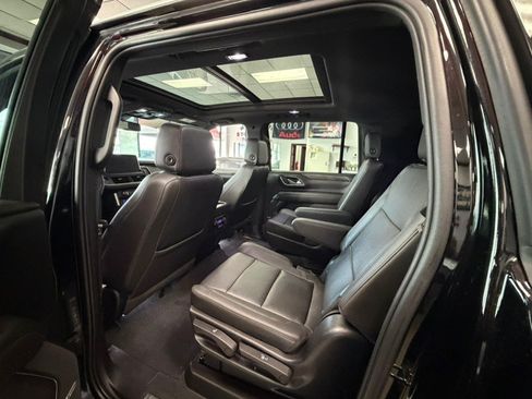 Used 2022 Chevrolet Suburban LT w/ LT Signature Plus Package AWD/4WD image 31