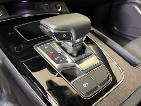 Used 2024 Audi Q5 e Premium w/ Convenience Package image 17