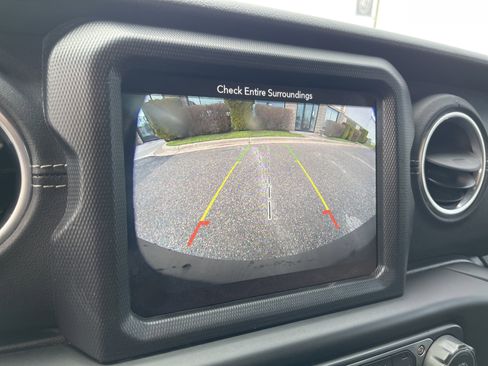 Used 2018 Jeep Wrangler Unlimited Sahara w/ Uconnect 4C Nav & Sound Group AWD/4WD image 19