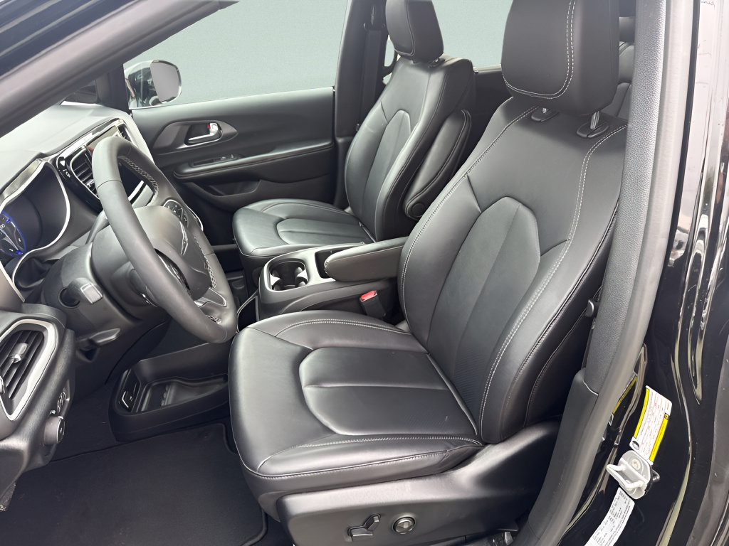 Used 2026 Chrysler Pacifica Select FWD image 17