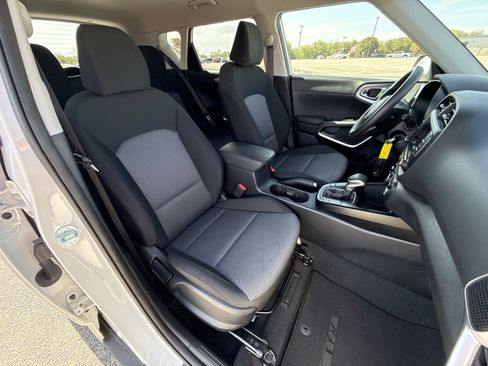 Used 2025 Kia Soul LX w/ LX Technology Package FWD image 25