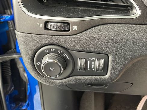 Used 2019 Jeep Cherokee Trailhawk w/ Cold Weather Group AWD/4WD image 10