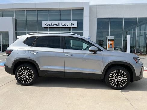 New 2025 Volkswagen Taos SE image 7