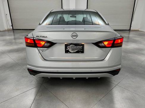 Used 2025 Nissan Altima 2.5 SV FWD image 8