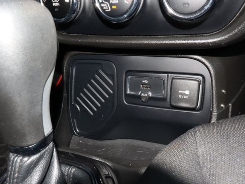 Used 2017 Jeep Renegade Altitude FWD image 21