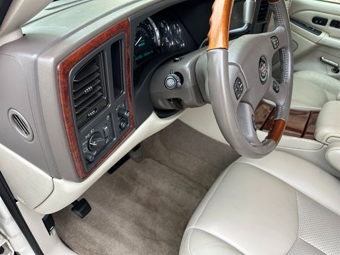 Used 2005 Cadillac Escalade AWD image 16