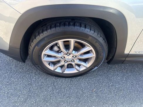 Used 2023 GMC Terrain SLT image 14