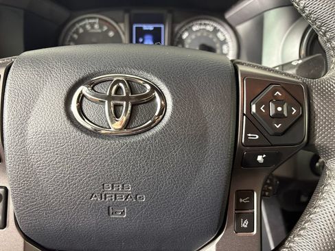 Used 2018 Toyota Tacoma TRD Off-Road w/ Technology Package AWD/4WD image 21
