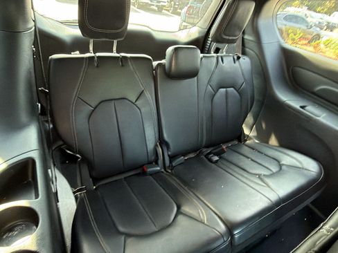 Used 2025 Chrysler Pacifica Select FWD image 19