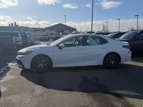 Used 2022 Toyota Camry SE image 3