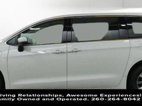 Used 2023 Chrysler Pacifica Limited image 6