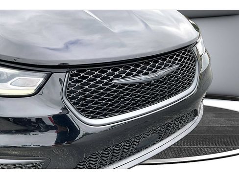 Used 2025 Chrysler Pacifica Limited FWD image 51