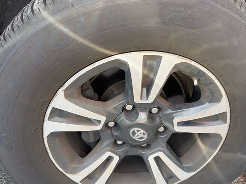 Used 2019 Toyota Tacoma TRD Sport image 11