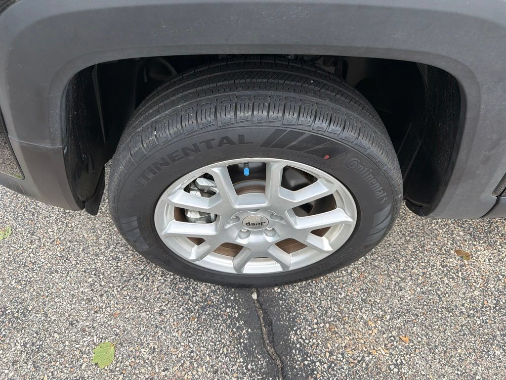 Used 2023 Jeep Renegade Latitude AWD/4WD image 2