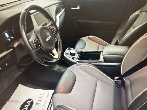 Used 2022 Kia Niro EX w/ Cold Weather Package image 5