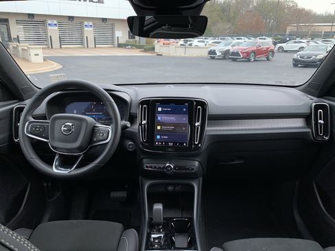 Used 2025 Volvo XC40 B5 Plus image 30