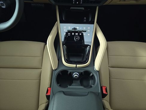 Certified 2026 Porsche Cayenne AWD/4WD image 24