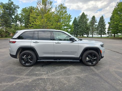 Used 2025 Jeep Grand Cherokee Limited w/ Black Appearance Package AWD/4WD image 7