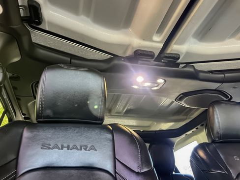 Used 2023 Jeep Wrangler Unlimited Sahara image 17