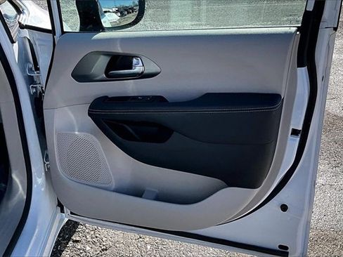 Used 2024 Chrysler Pacifica Touring-L image 24